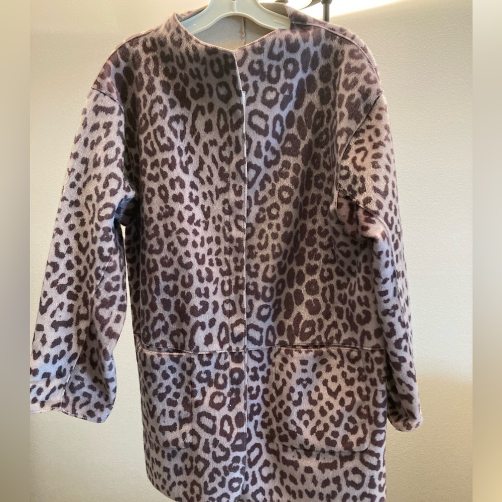 Faux leopard hip length, zippered front,no collar coat.